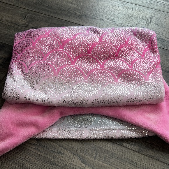 Mermaid tail plush wearable blanket - Picture 8 of 8